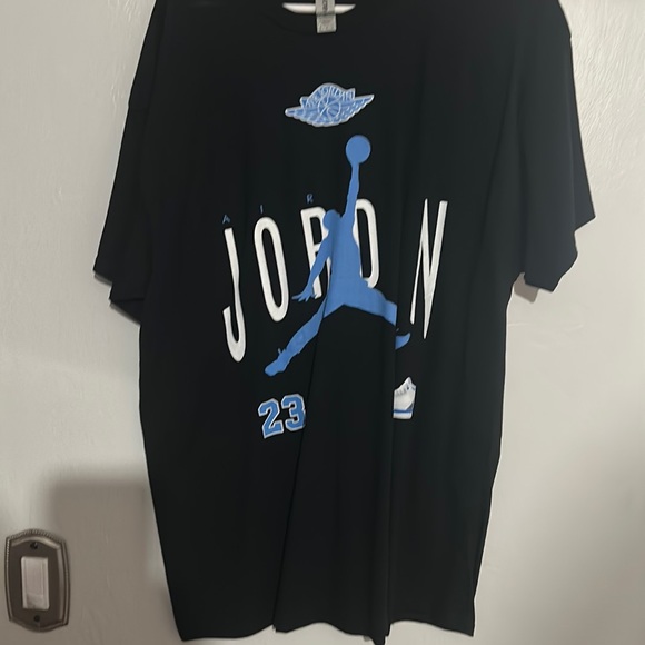 Black Jordan T - Picture 1 of 7